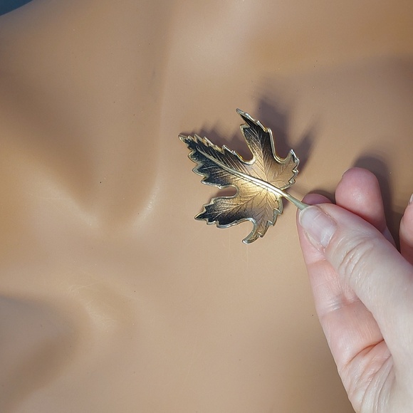 Vintage Brown Ombre Enamel Goldtone Maple Leaf Brooch - Picture 5 of 5